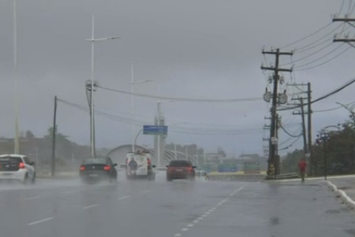 Salvador amanhece com forte chuva nesta quinta-feira (8)