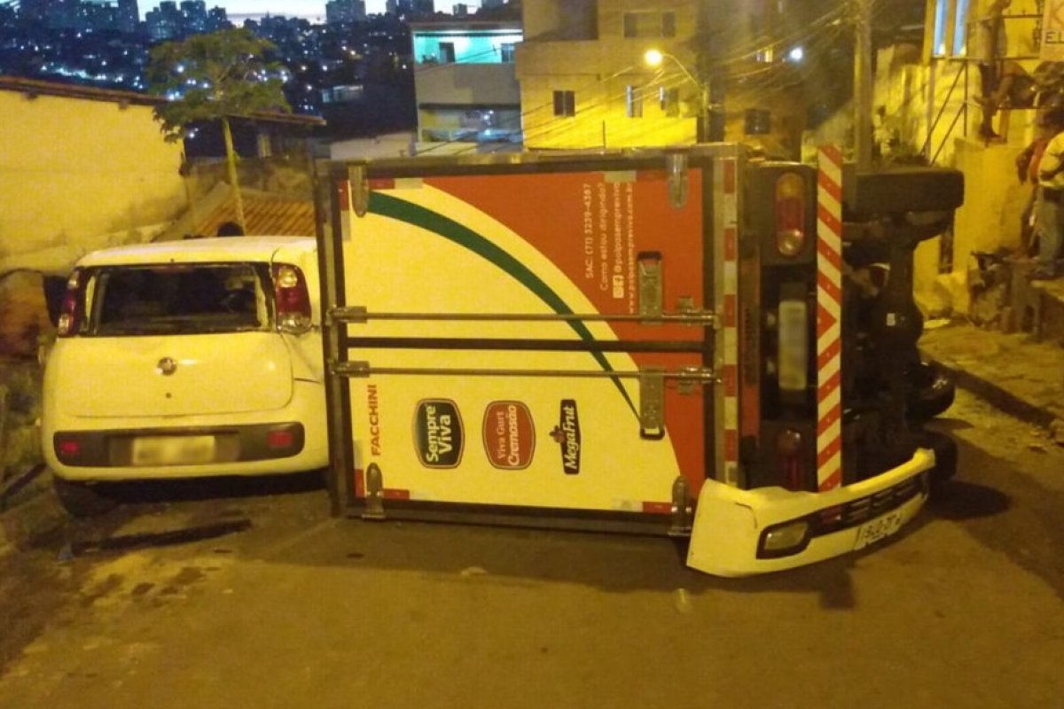 Caminhão tomba em ladeira no Engenho Velho de Brotas e via fica interditada em Salvador