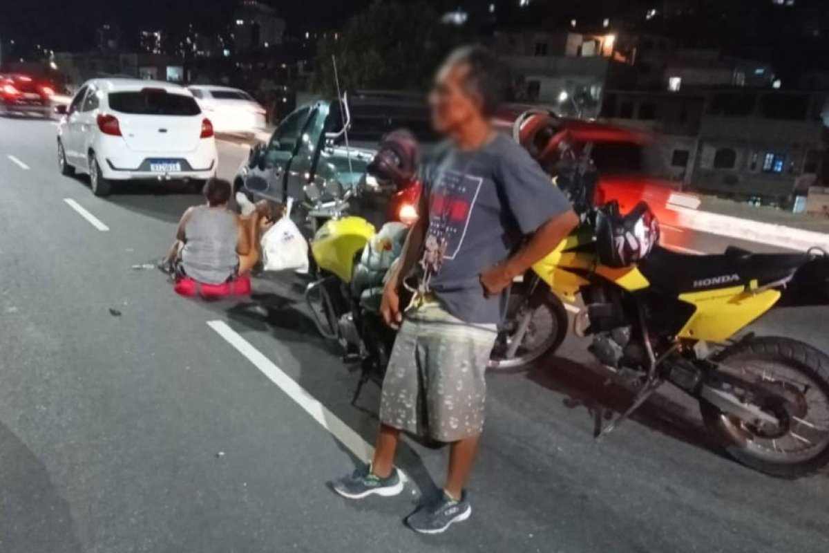Colisão de carro e moto em avenida de Salvador deixa feridos e trânsito congestionado