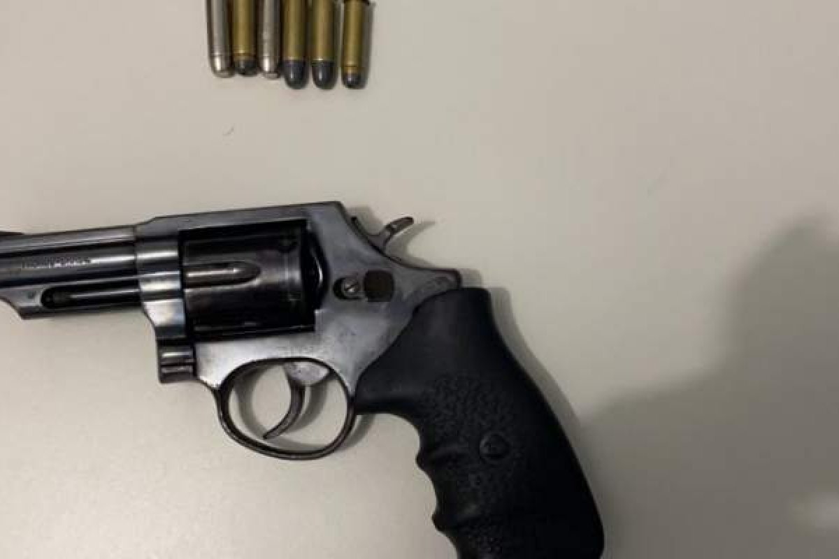 Homem é preso portando armas com munição ao pedir emprego de carcereiro em delegacia da Bahia