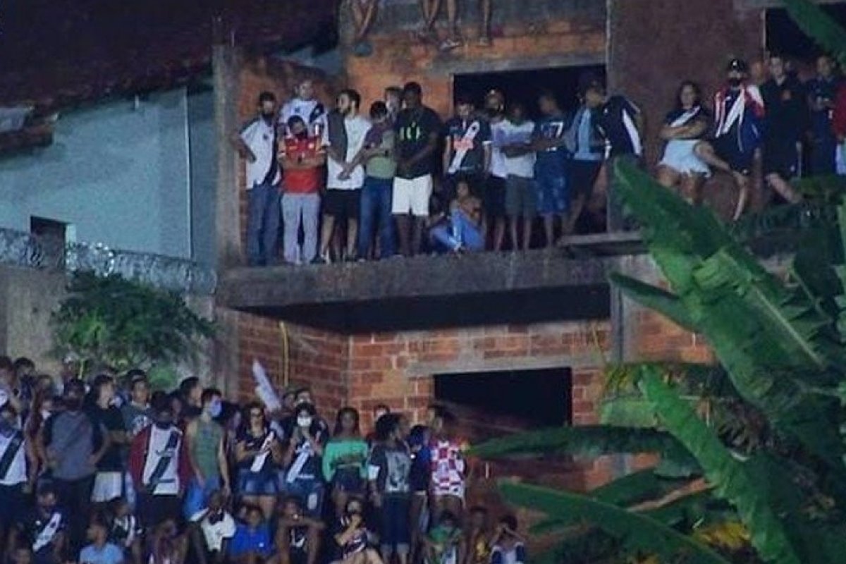 Polícia dispersa torcedores que assistiam Vasco X Tombense aglomerados em terraço