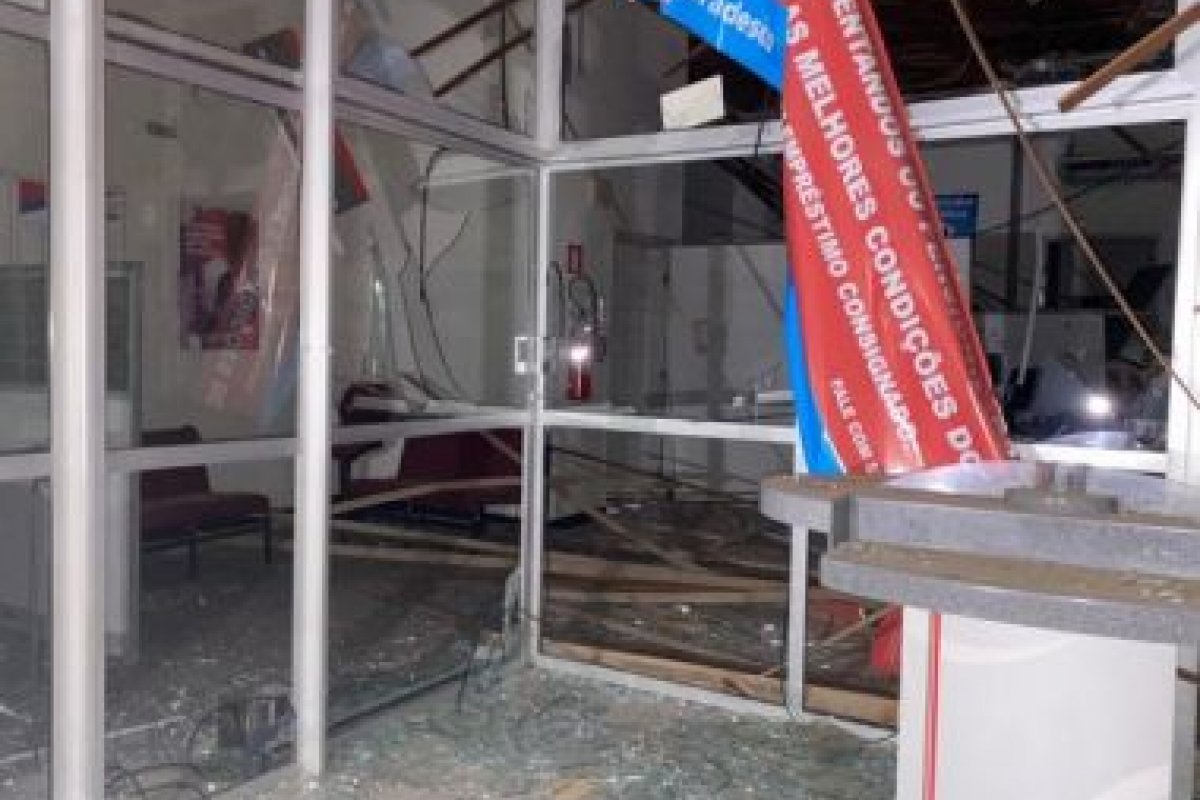 Quadrilha explode agência bancária em Itiruçu