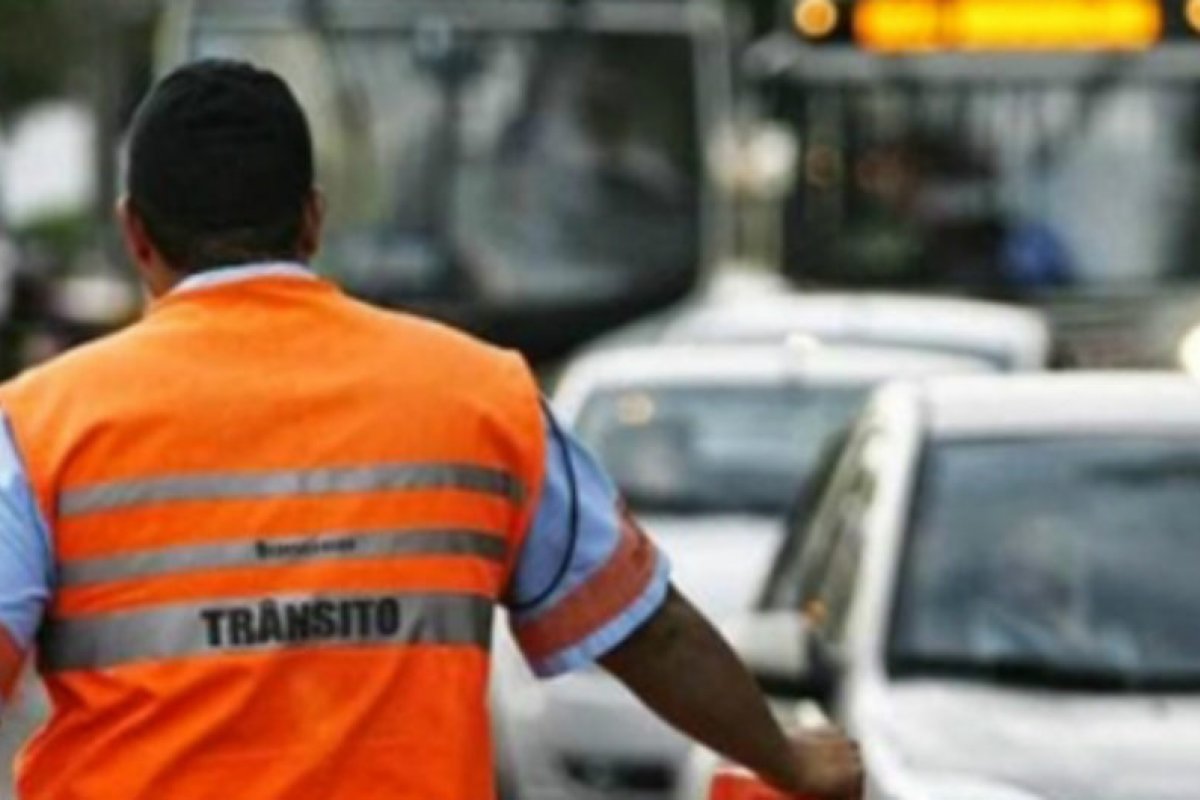 Carro derruba poste e capota no bairro de Pau da Lima, em Salvador