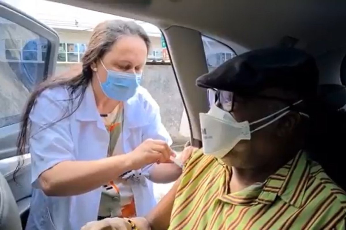 Aos 78 anos, Milton Nascimento recebe segunda dose da vacina contra a covid-19