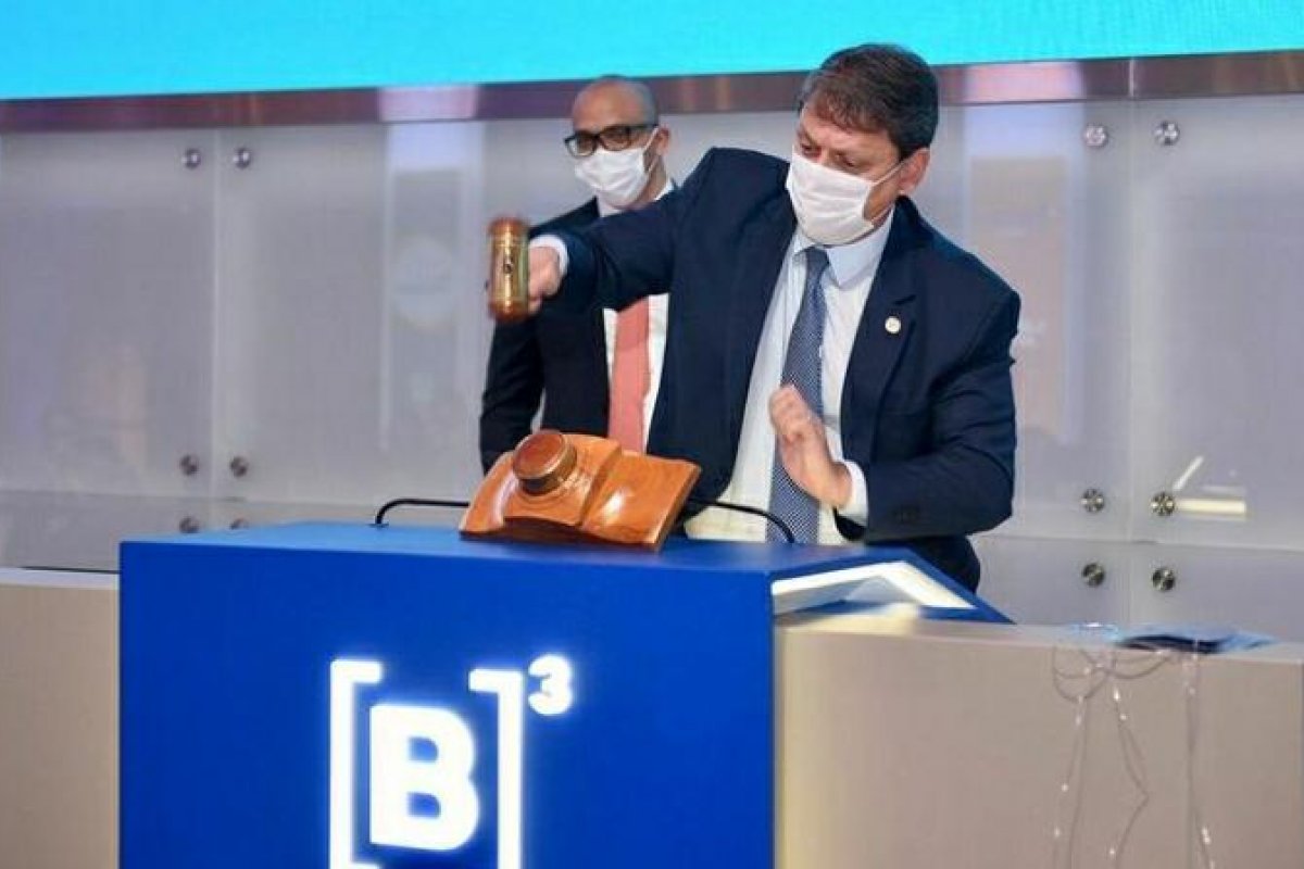 Vídeo: "Martela o martelão", ministro faz meme com quebra de mesa em leilão