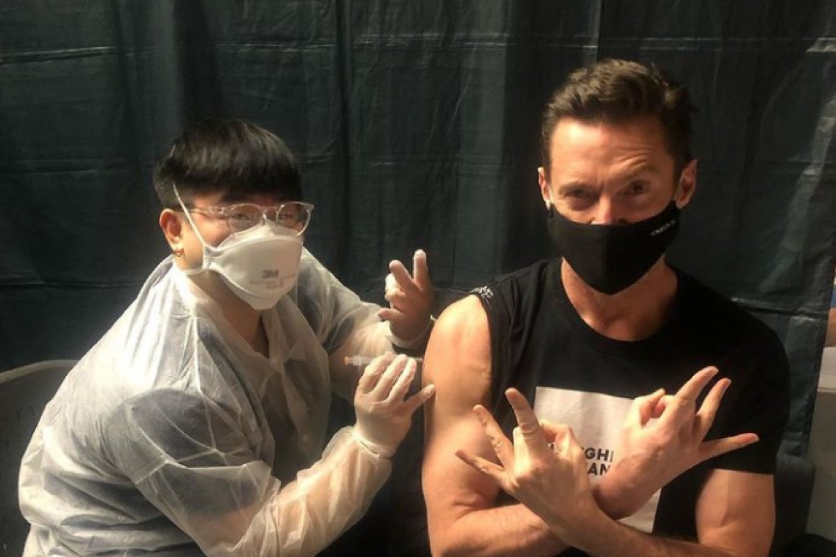 Aos 52 anos, astro do Wolverine é vacinado contra a covid-19 nos EUA