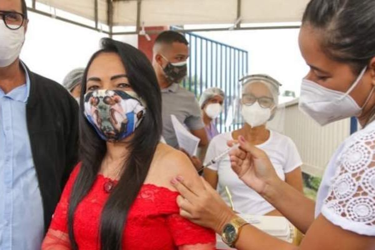 Moema Gramacho é vacinada contra a Covid-19