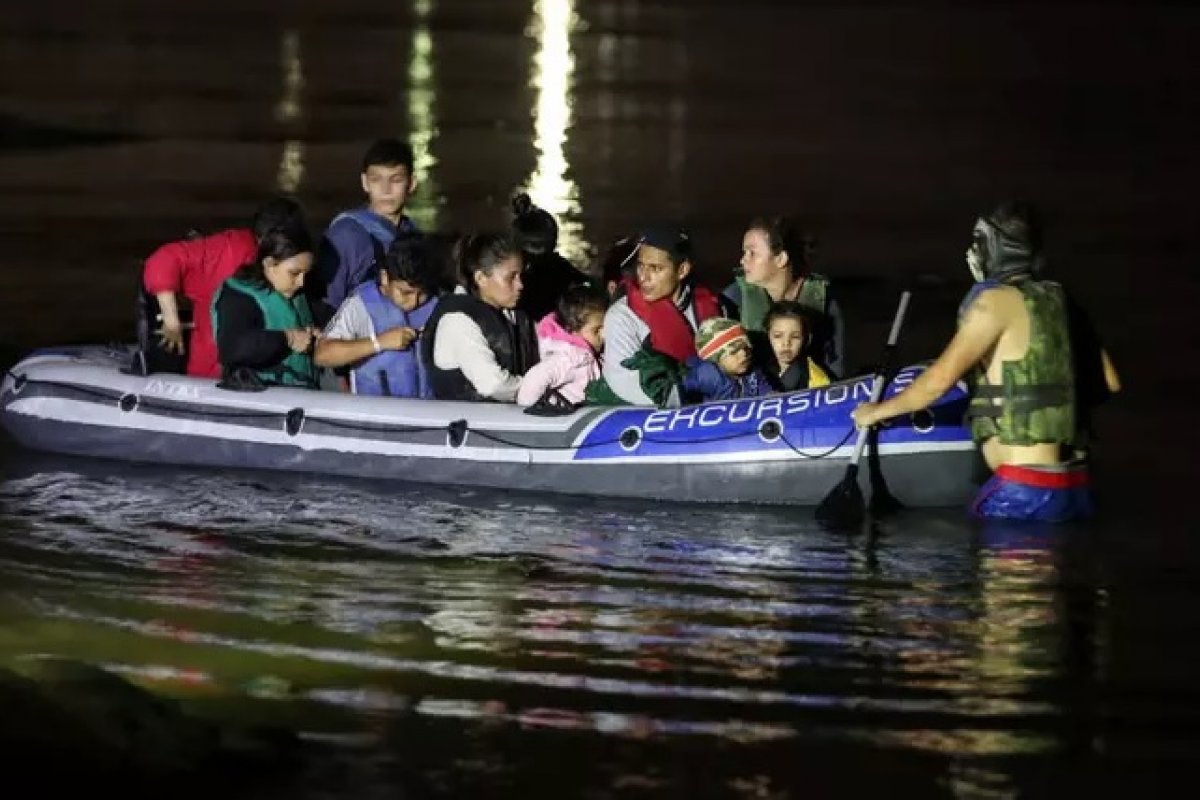 Barco com mulheres e crianças imigrantes é detido no Texas, nos EUA