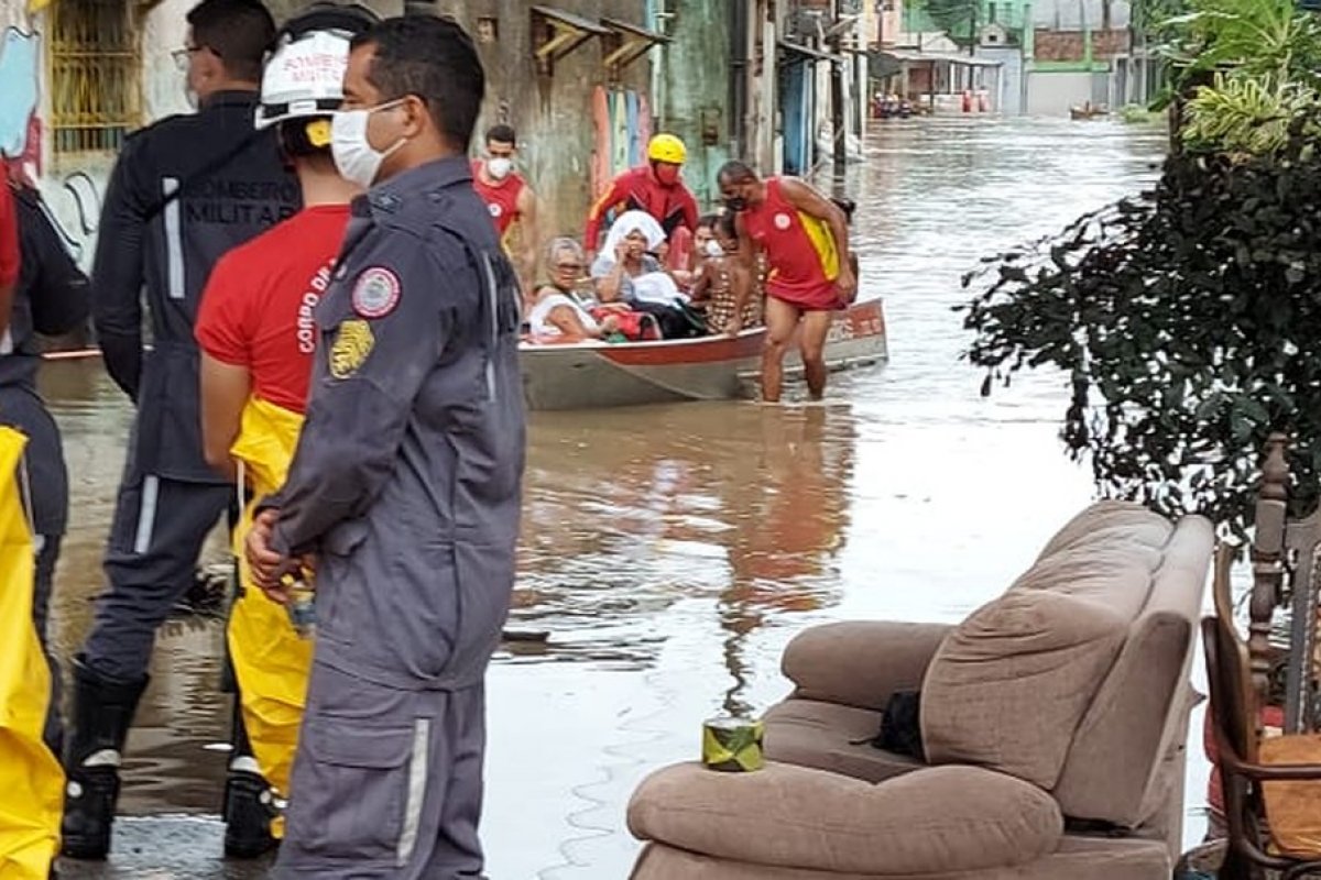 Forte chuva que atinge Salvador causa danos e prejuízos em vários pontos da cidade
