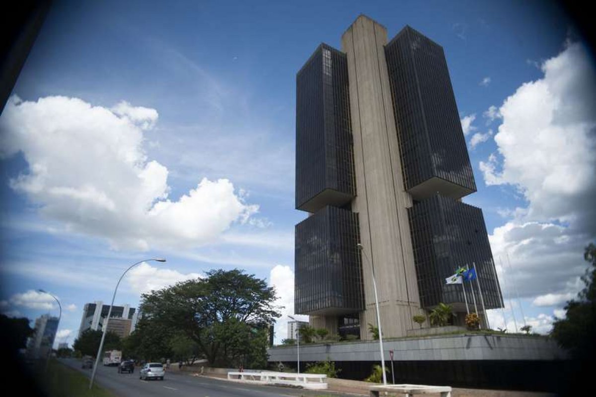 Apesar da queda, juros do cheque especial continuam acima dos 300%