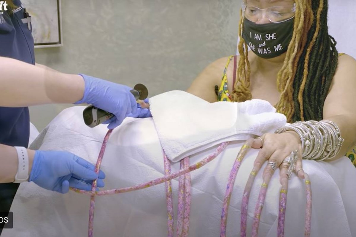 Vídeo: mulher com unhas mais longas do mundo corta pela primeira vez após 30 anos