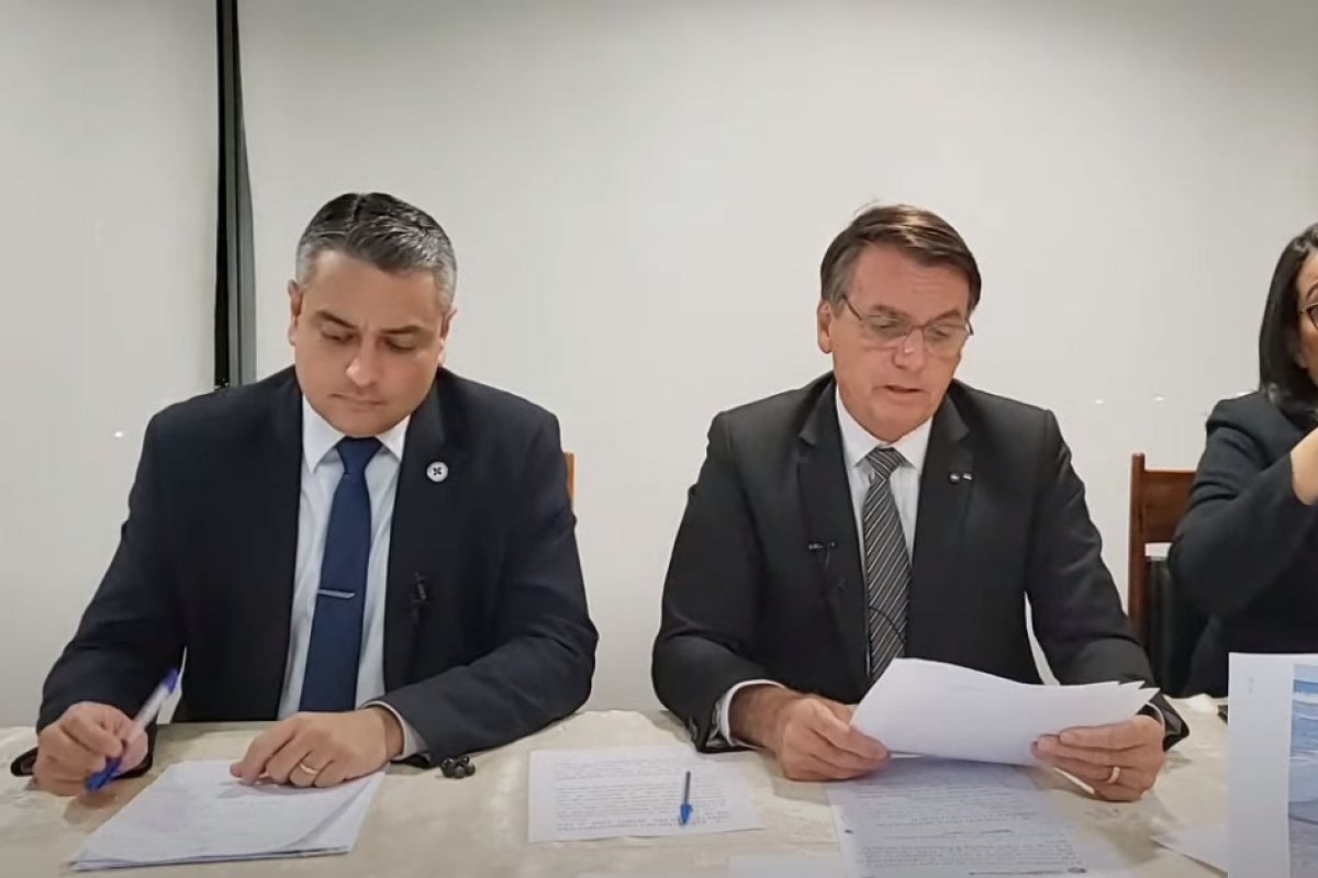 "Estamos fazendo a coisa certa", diz Bolsonaro sobre vacinação