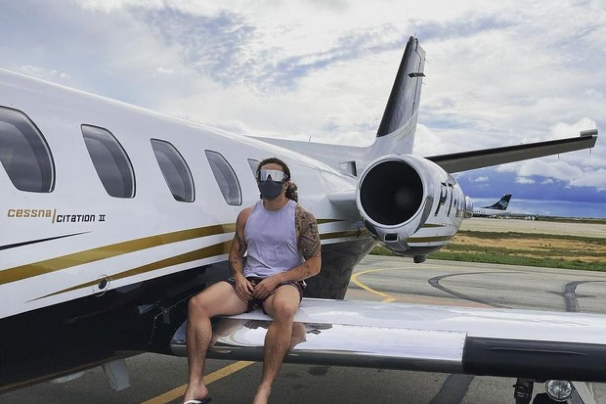 Whindersson Nunes posa em seu jatinho e dispara : "Único inimigo mora na mente"