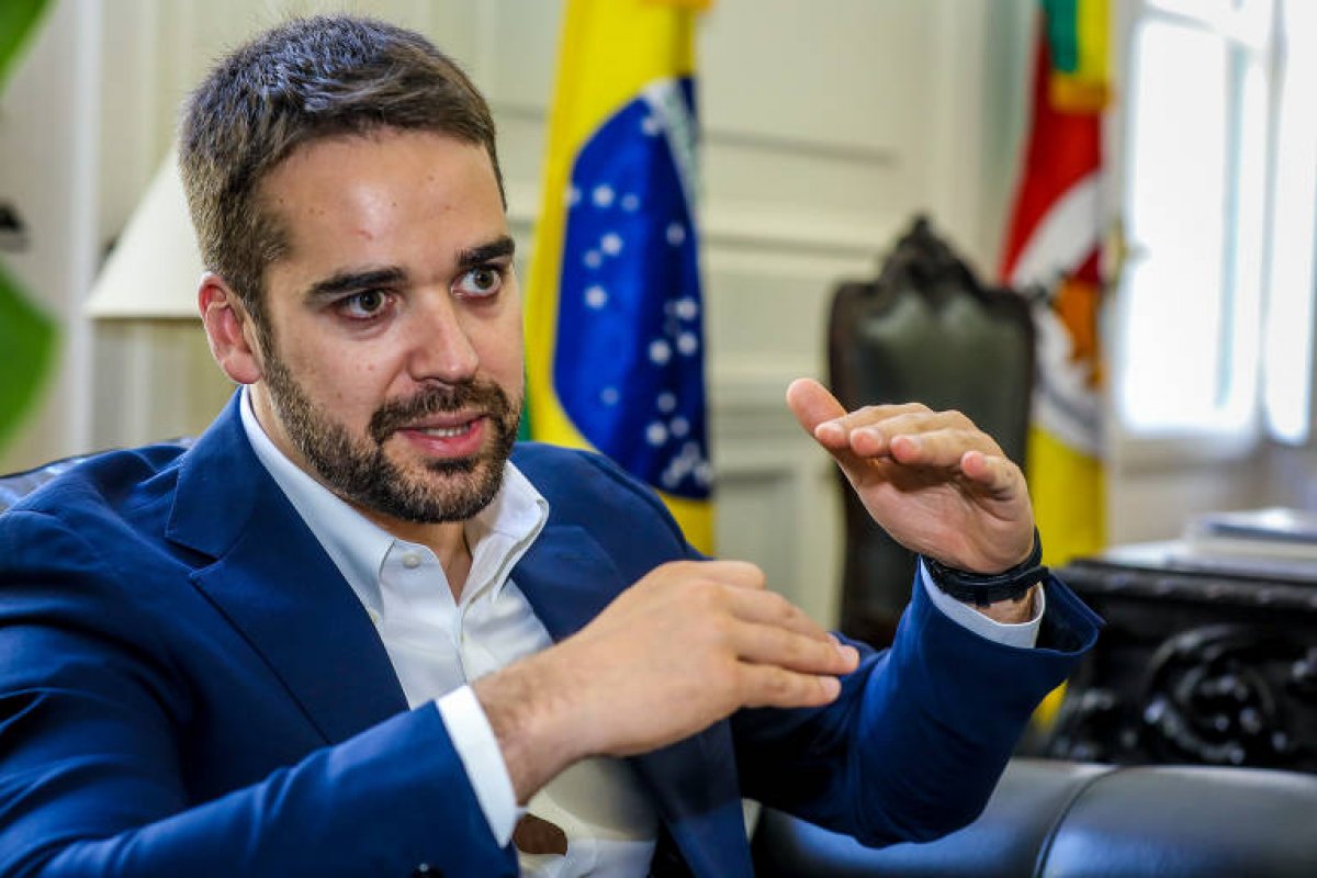 Eduardo Leite aciona STF para que Bolsonaro explique fala sobre onde ele 'enfiou' dinheiro da Saúde