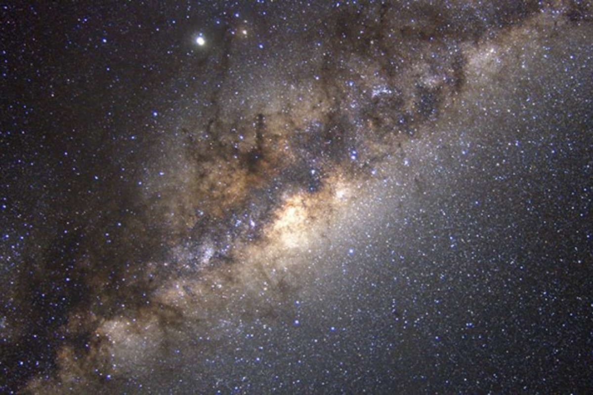 Colisão de matéria escura pode gerar brilho na Via Láctea