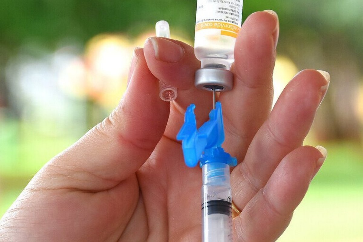 Imunização de CoronaVac é atingida 15 dias após aplicação de segunda dose, aponta estudo