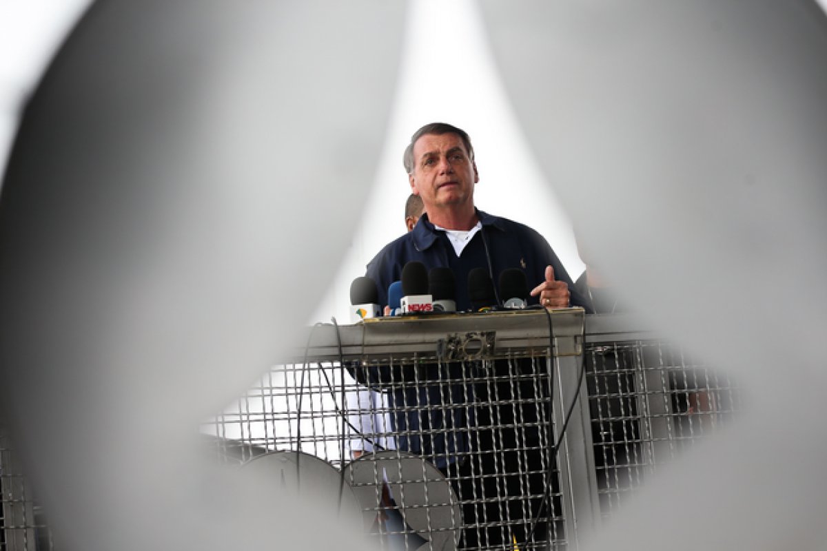 Vídeo: 'Se tiver um pingo de moral, mande abrir processo contra seus colegas do STF', diz Bolsonaro a Barroso