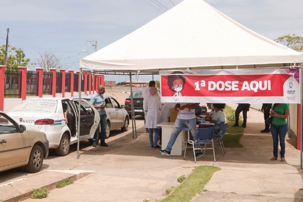 Vacinação de 1ª dose contra a Covid-19 é suspensa em Lauro de Freitas por falta de estoque
