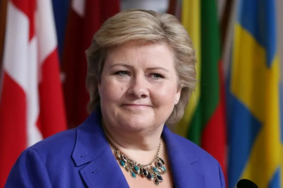 Primeira-ministra da Noruega é multada por fazer festa em meio à pandemia