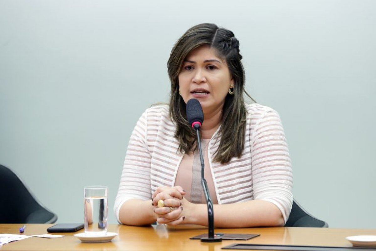 Comissão aprova percentual mínimo de 20% de mulheres vigilantes em bancos