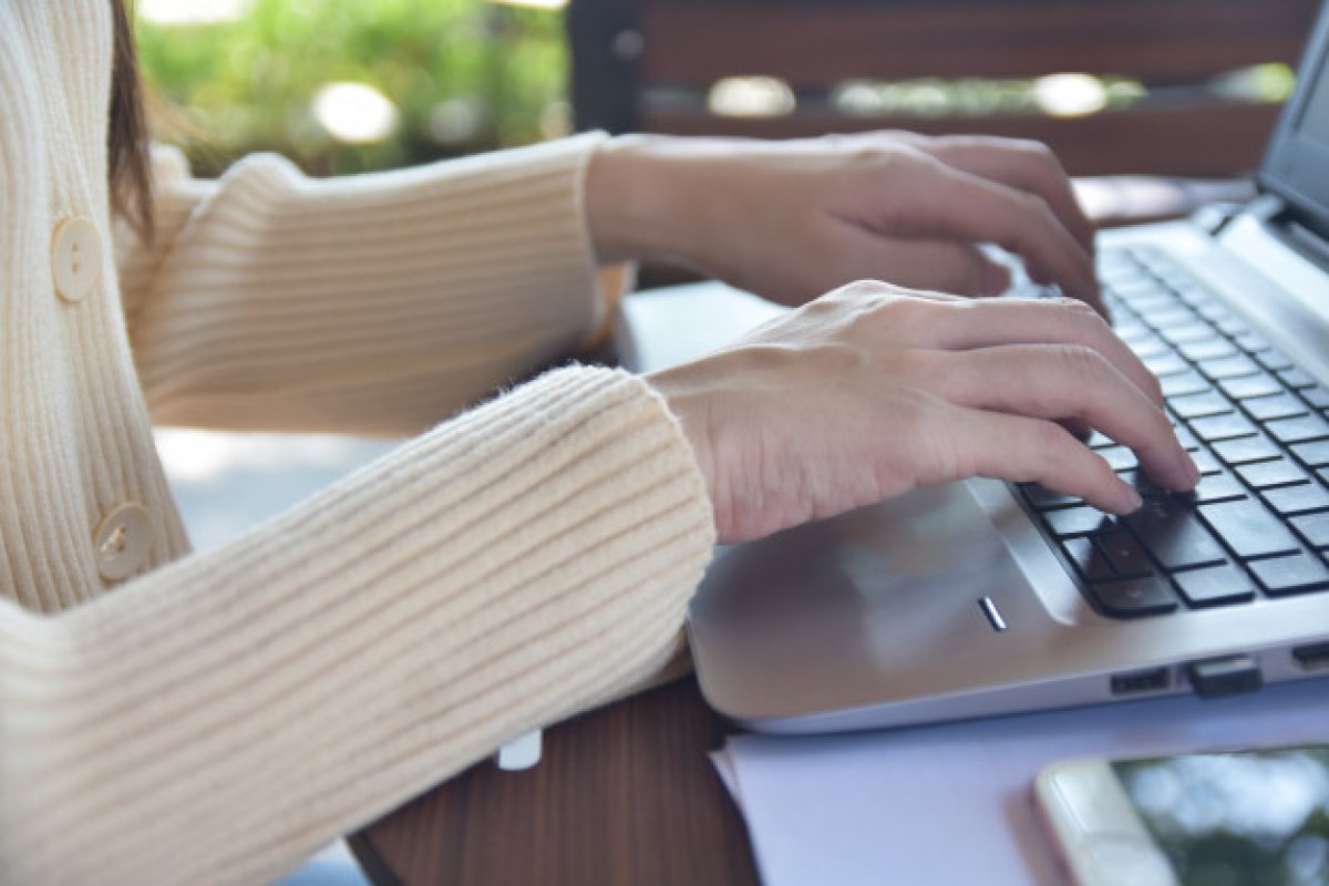 Mulher assiste a filme pornô gay e descobre que marido é um dos atores