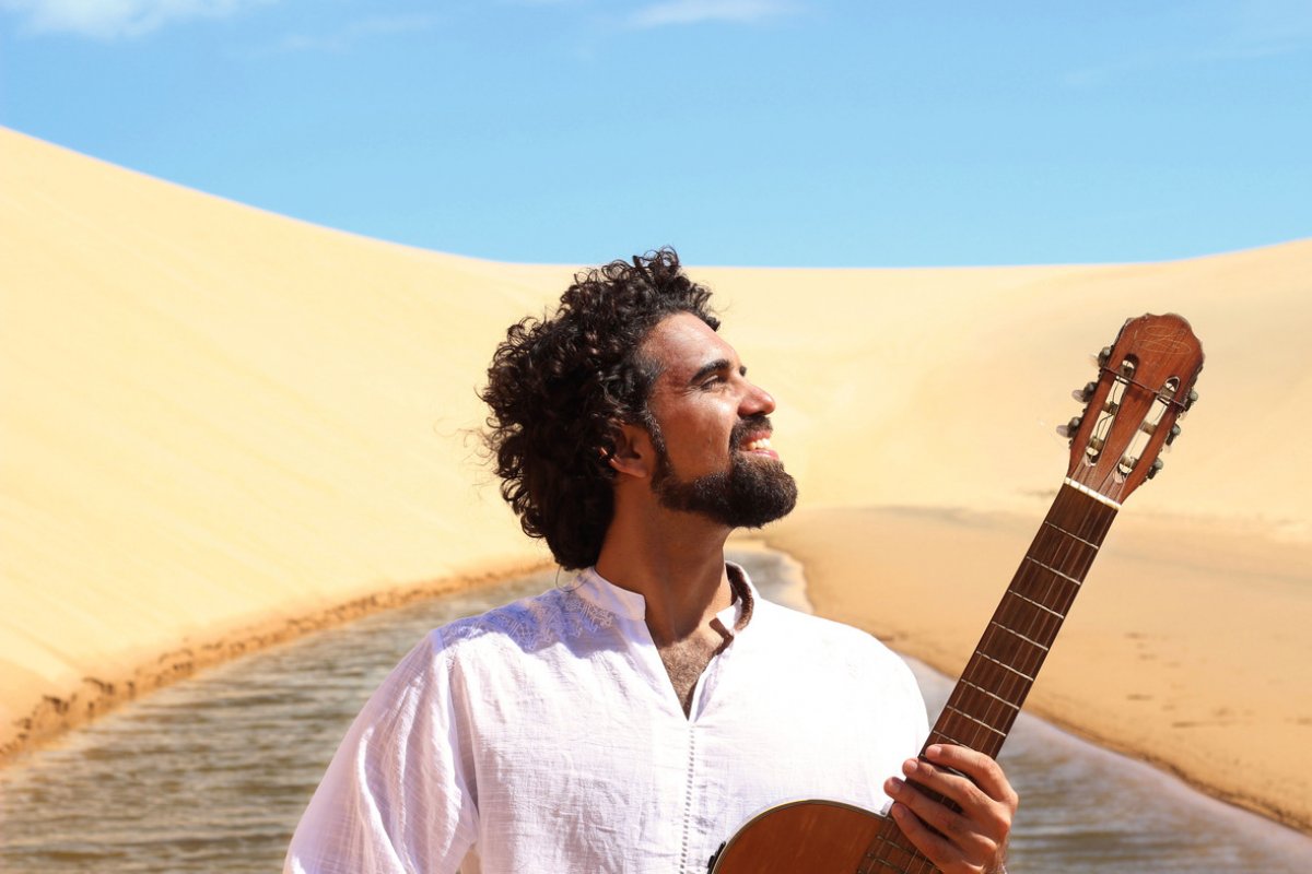 Paulinho Araújo, franco-brasileiro, traz família na música 'Terra'