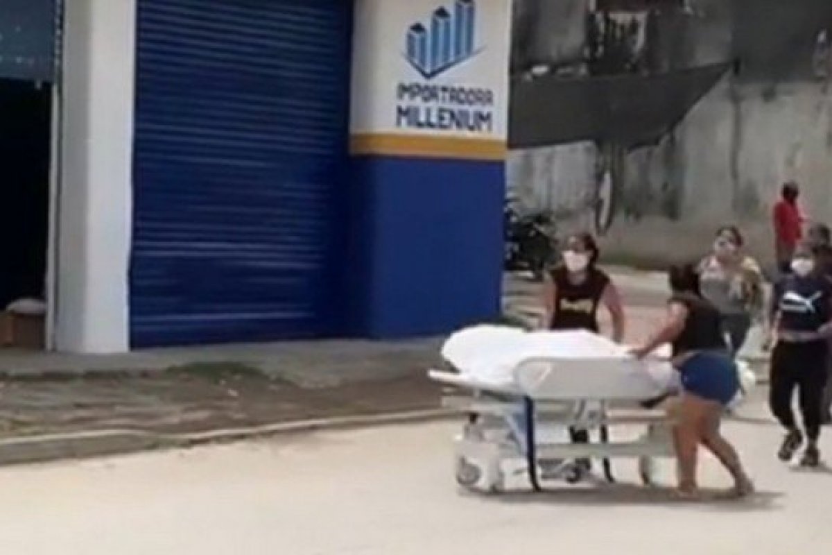 Família retira a força corpo de morto por Covid-19 de hospital na Colômbia