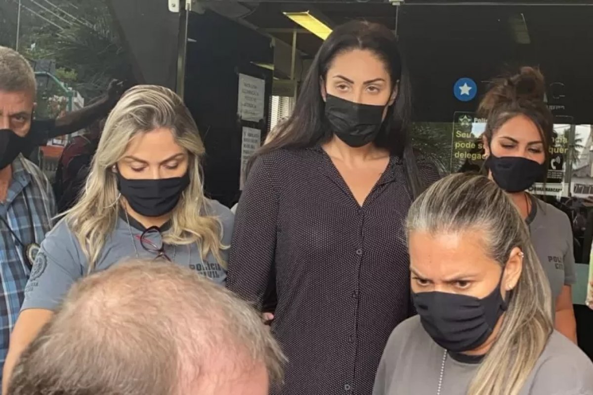 Mãe do menino Henry chora em 1º dia presa