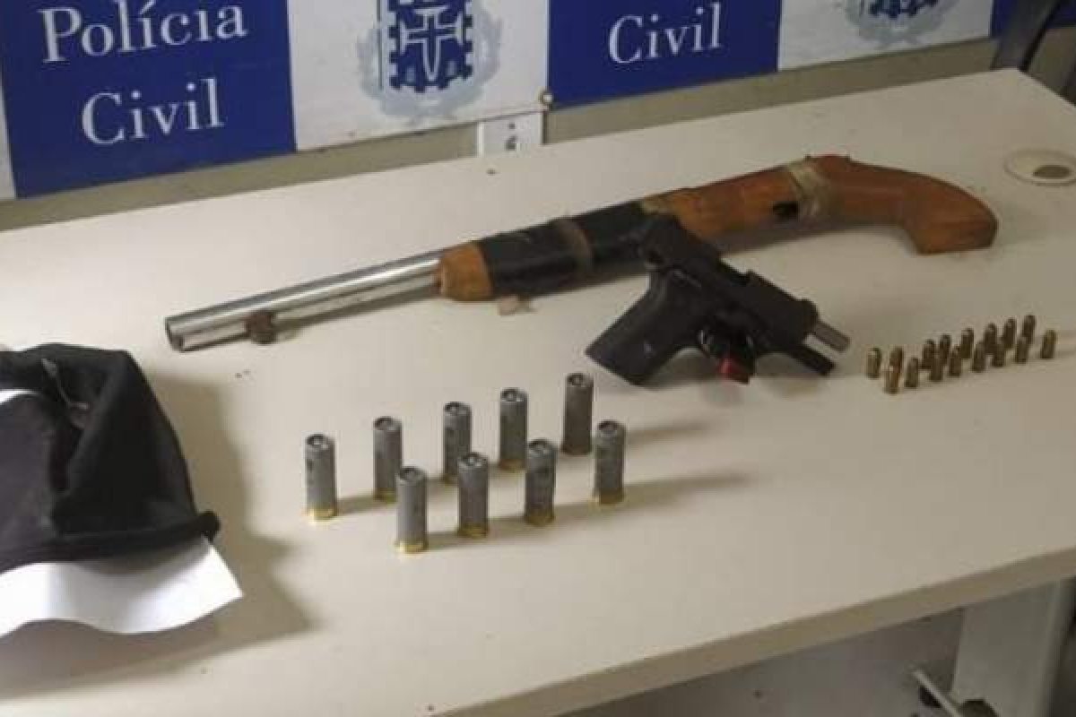Com passagem por tráfico de drogas, homem é preso com armas em SAJ