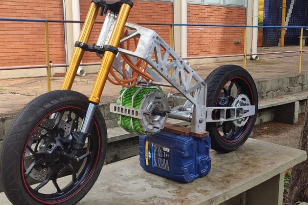 Estudantes brasileiros criam primeira moto elétrica de corrida