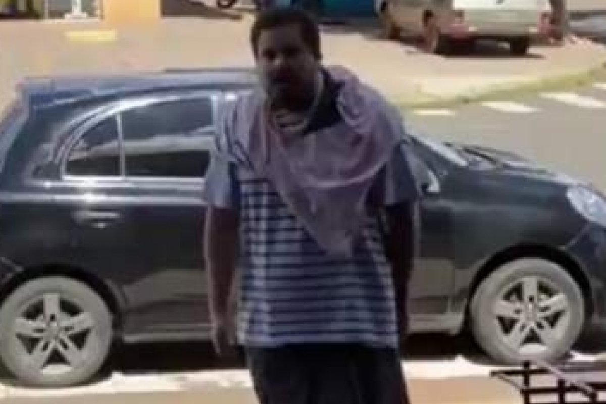 Vídeo: Homem que protagonizou ofensas racistas contra motoboy volta a chamar homem de "preto"