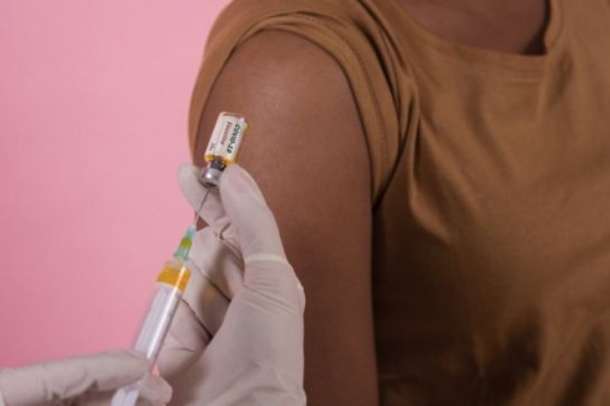 Diretor de centro de controle de vacina da China admite que eficácia de imunizantes é baixa