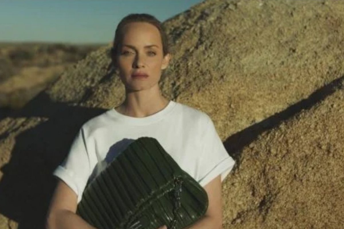Ao lado da modelo ativista Amber Valletta, grife Karl Lagerfeld lança bolsa com “couro” de cacto!