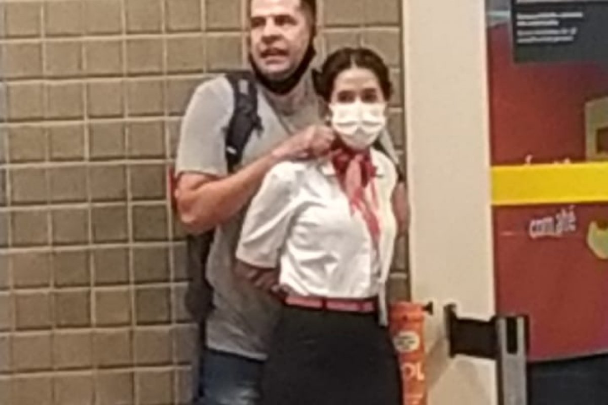 Vídeo Exclusivo: Homem transtornado faz comissária de bordo refém no aeroporto de Guarulhos, em SP