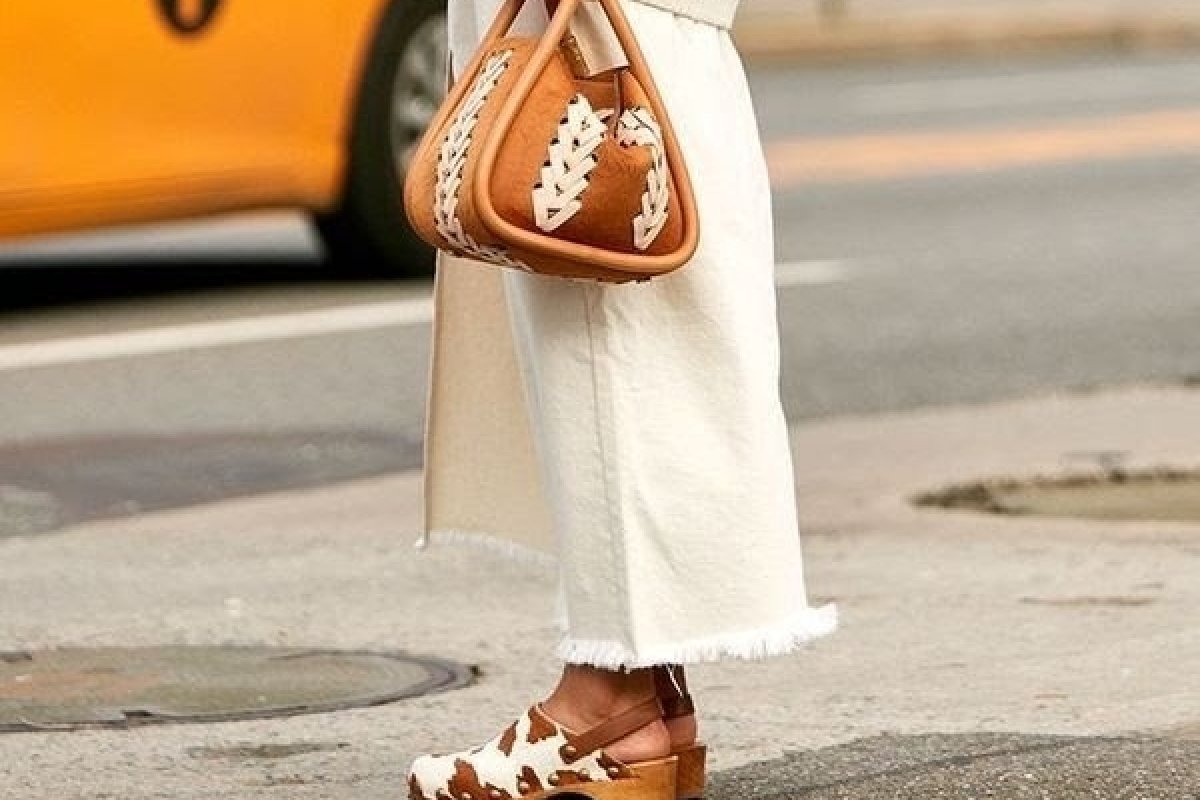 Sucesso nos anos 90, tamanco de madeira é tendência para os pés em 2021!