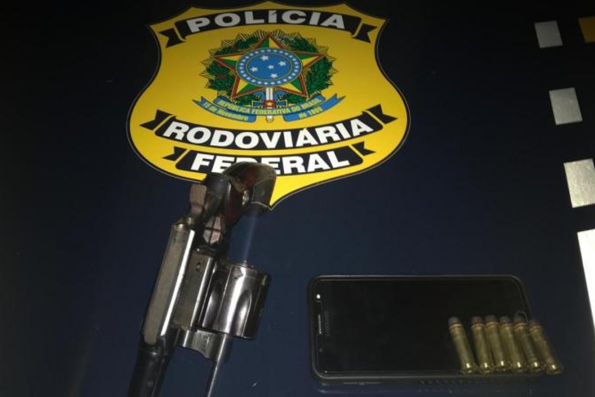 Motorista é preso com arma de fogo e munições irregulares em Barreiras