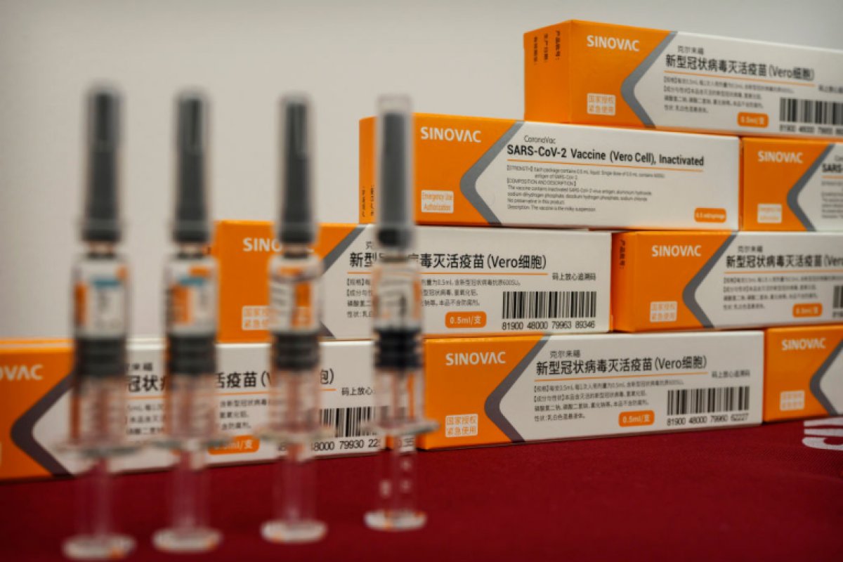 Butantan cogita aplicação de uma terceira dose da Coronavac