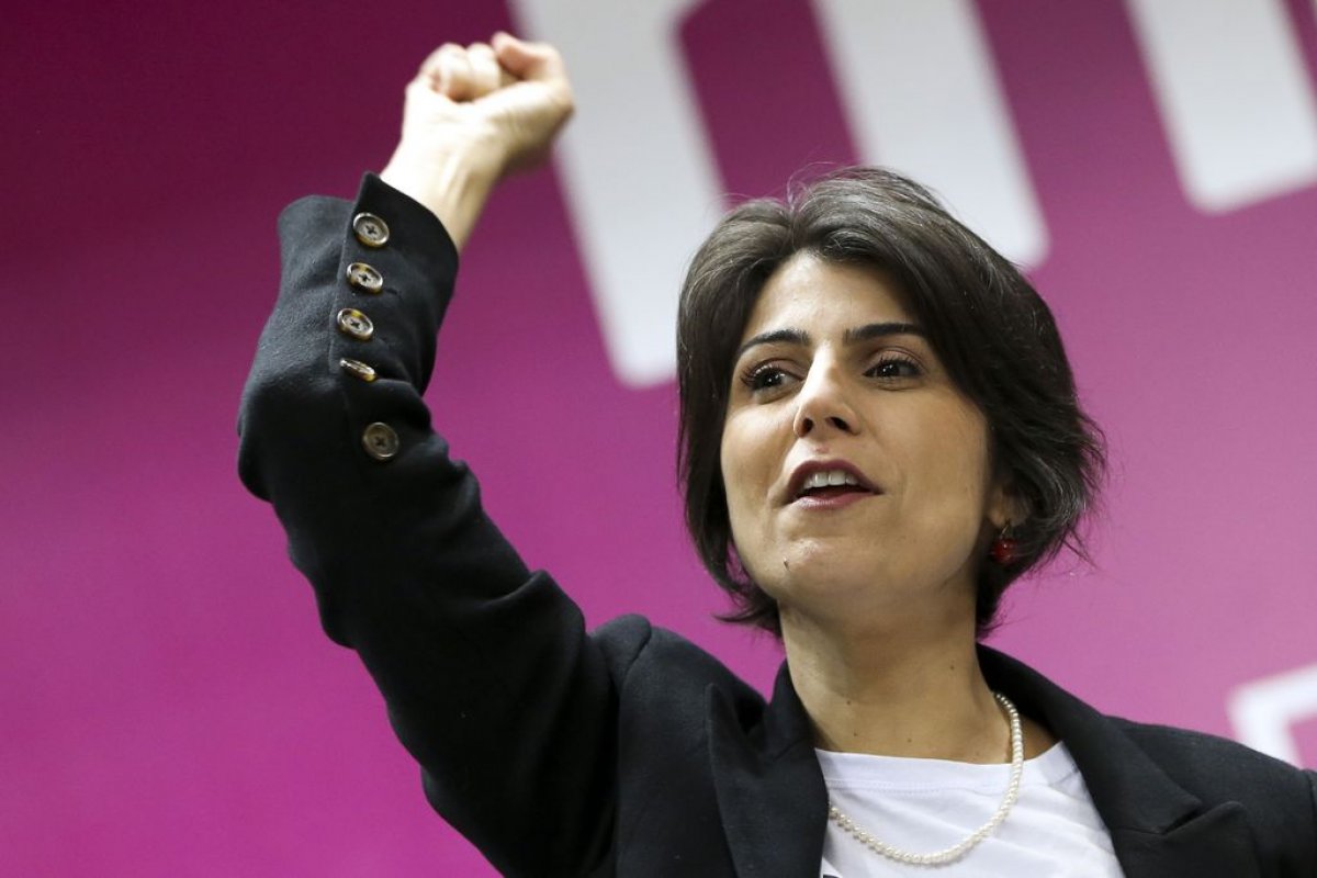 Manuela D’Ávila presta depoimento e entrega celular a Polícia Federal 