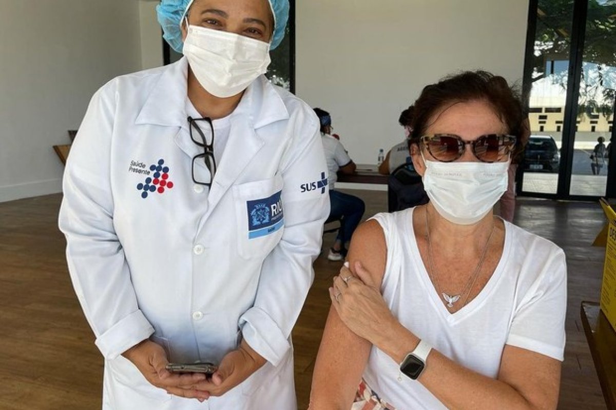 Atriz Lilia Cabral é vacinada contra Covid-19 no Rio de Janeiro