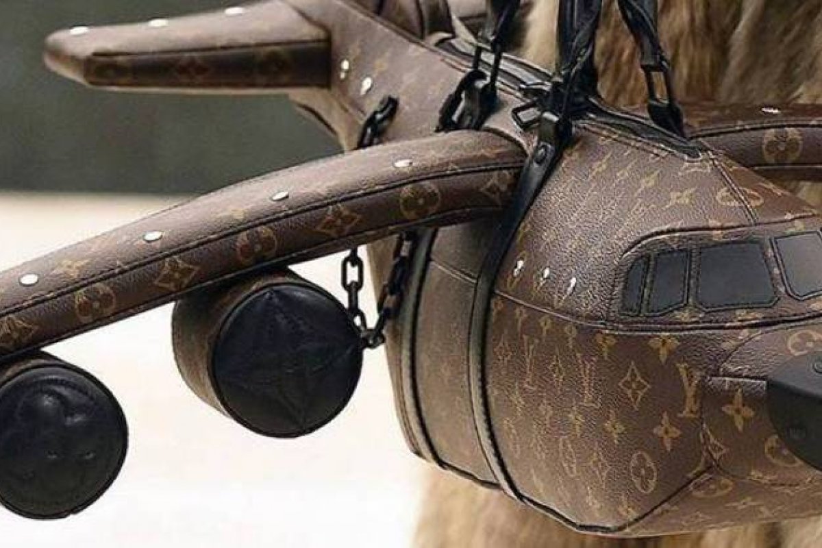 Louis Vuitton lança bolsa em formato de avião que é mais cara que um avião de verdade