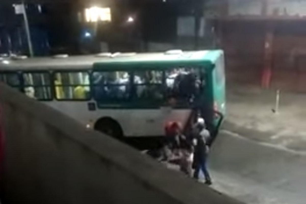 Tráfego de ônibus é suspenso na Via Regional após ataques a coletivos