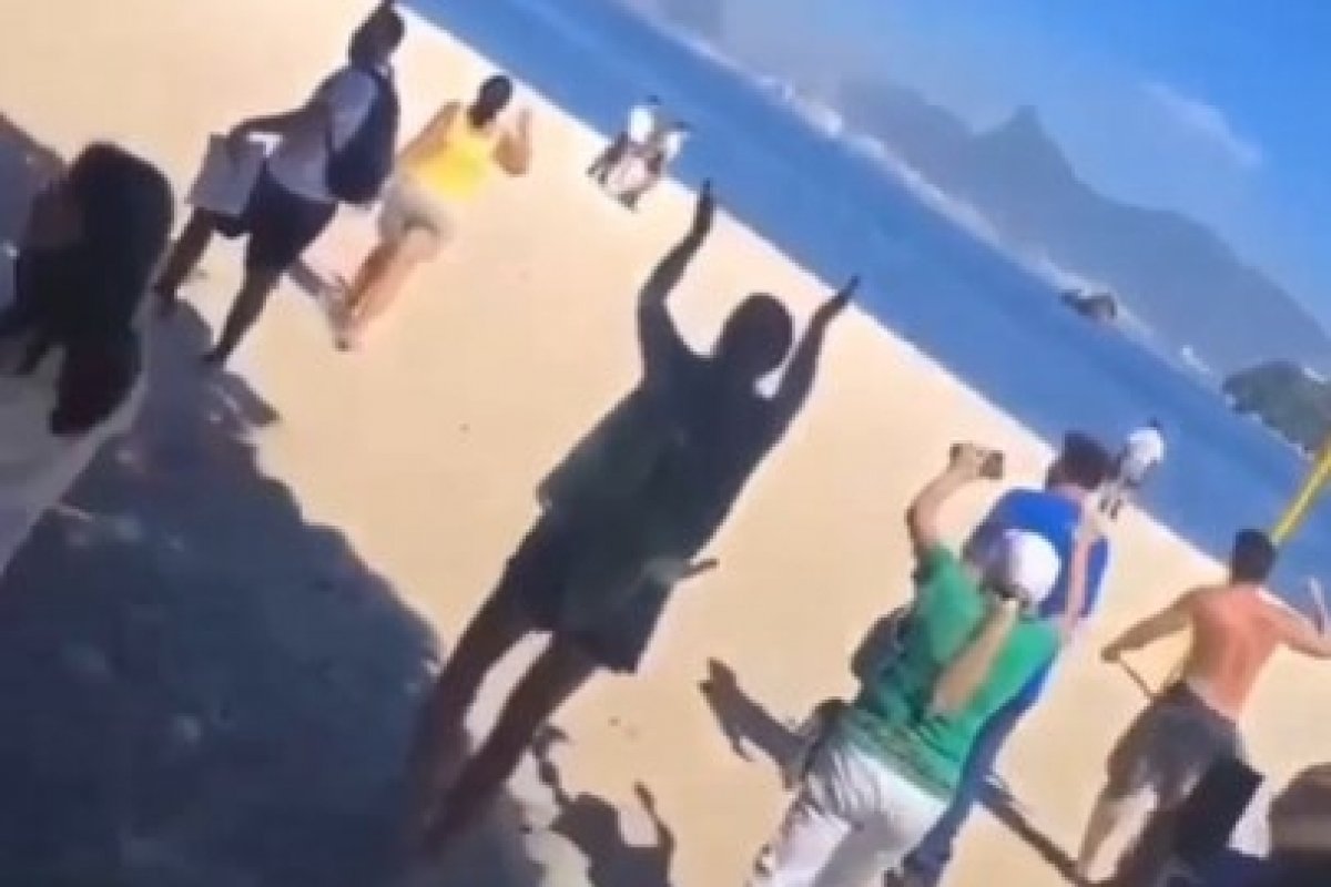 Vídeo: Manifestantes expulsam guardas em ato no Rio de Janeiro