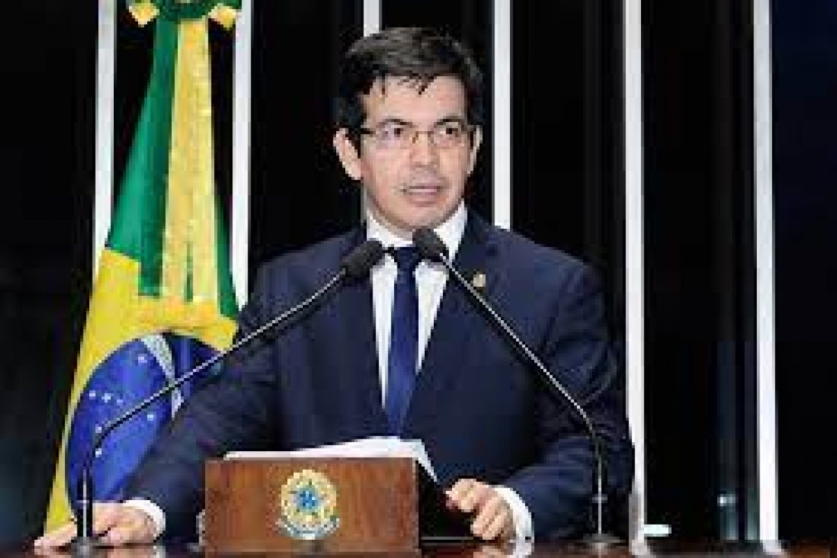 Única briga que tem que ser feita é por "vacina no braço e comida no prato", responde Randolfe a Bolsonaro