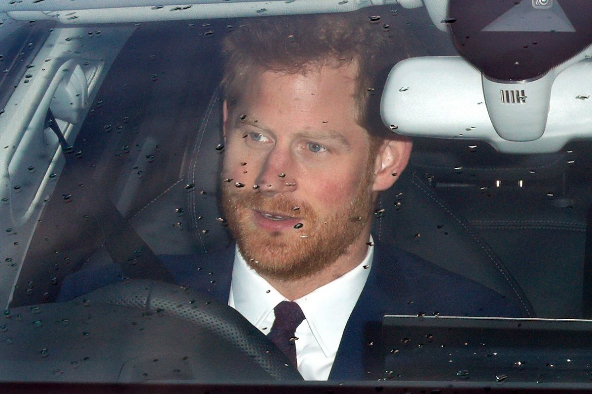 Príncipe Harry chega ao Reino Unido para funeral do avô príncipe Philip