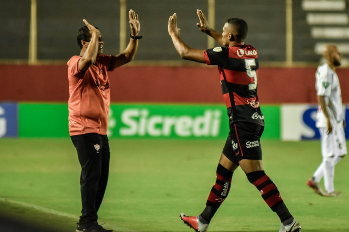 Volante Gabriel Bispo defende que Vitória precisa manter a “pegada” para o Campeonato Baiano