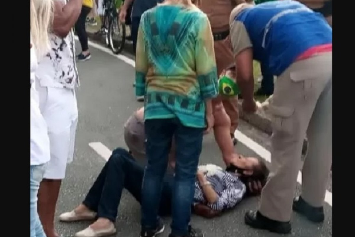 Mulher é presa suspeita de arremessar maracujá congelado contra manifestante em Curitiba