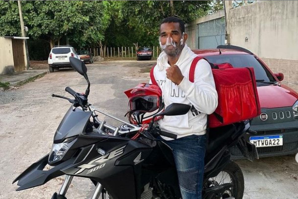 Medalhista olímpico vira entregador de pizza durante a pandemia e chama atenção nas redes sociais