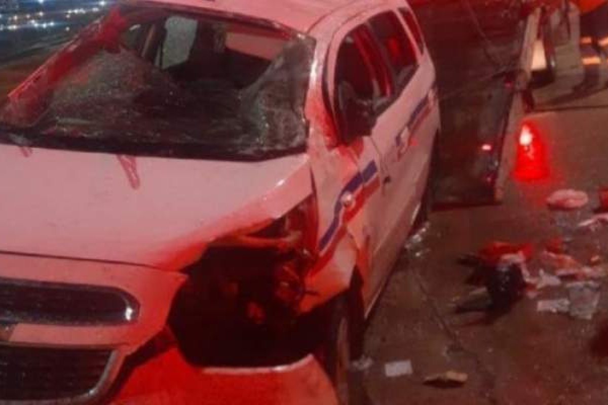 Taxista sofre acidente ao tentar fugir de assaltantes na Avenida Bonocô, em Salvador