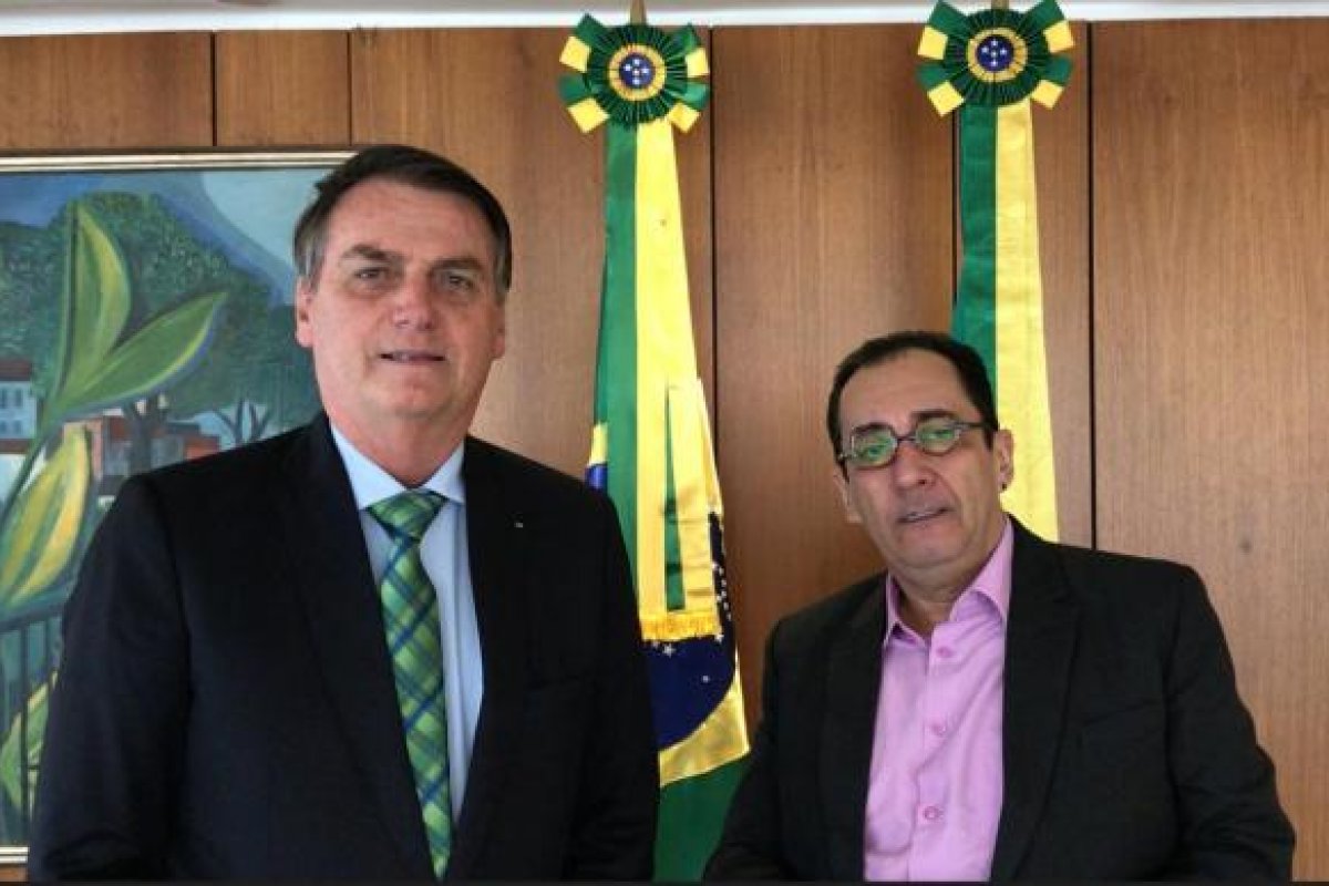 Carlos Bolsonaro divulga imagens indicando que Kajuru que ligou para Bolsonaro; leia diálogo na íntegra