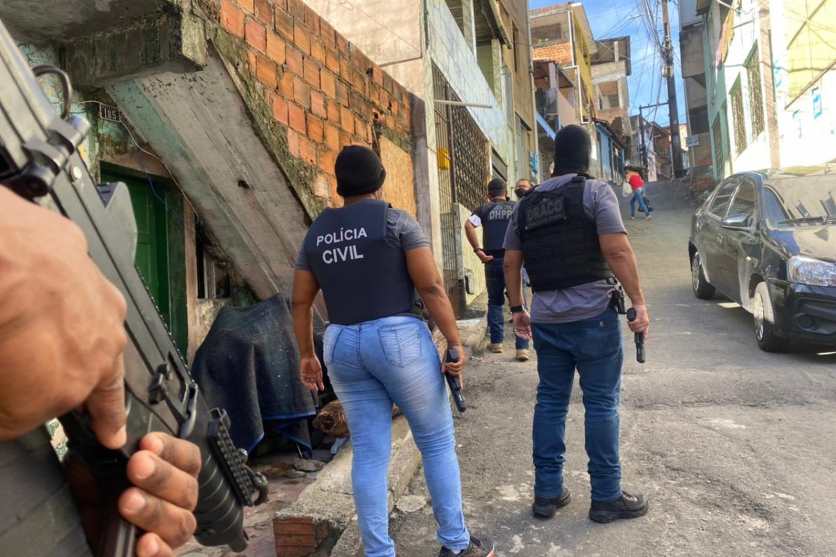 Polícia Civil realiza operação no bairro de Pernambués, em Salvador